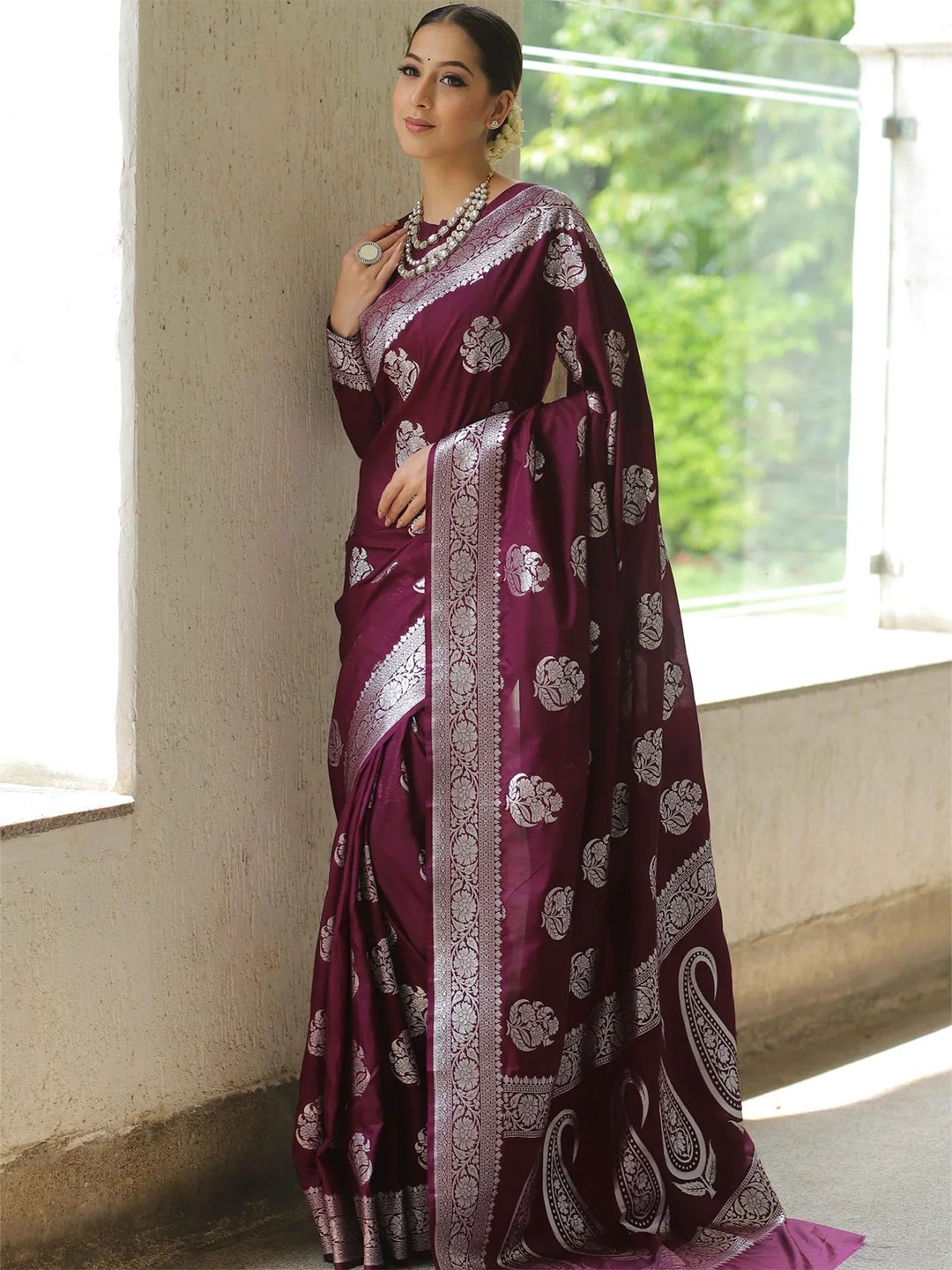 

DIVASTRI Woven Design Zari Banarasi Saree, Purple