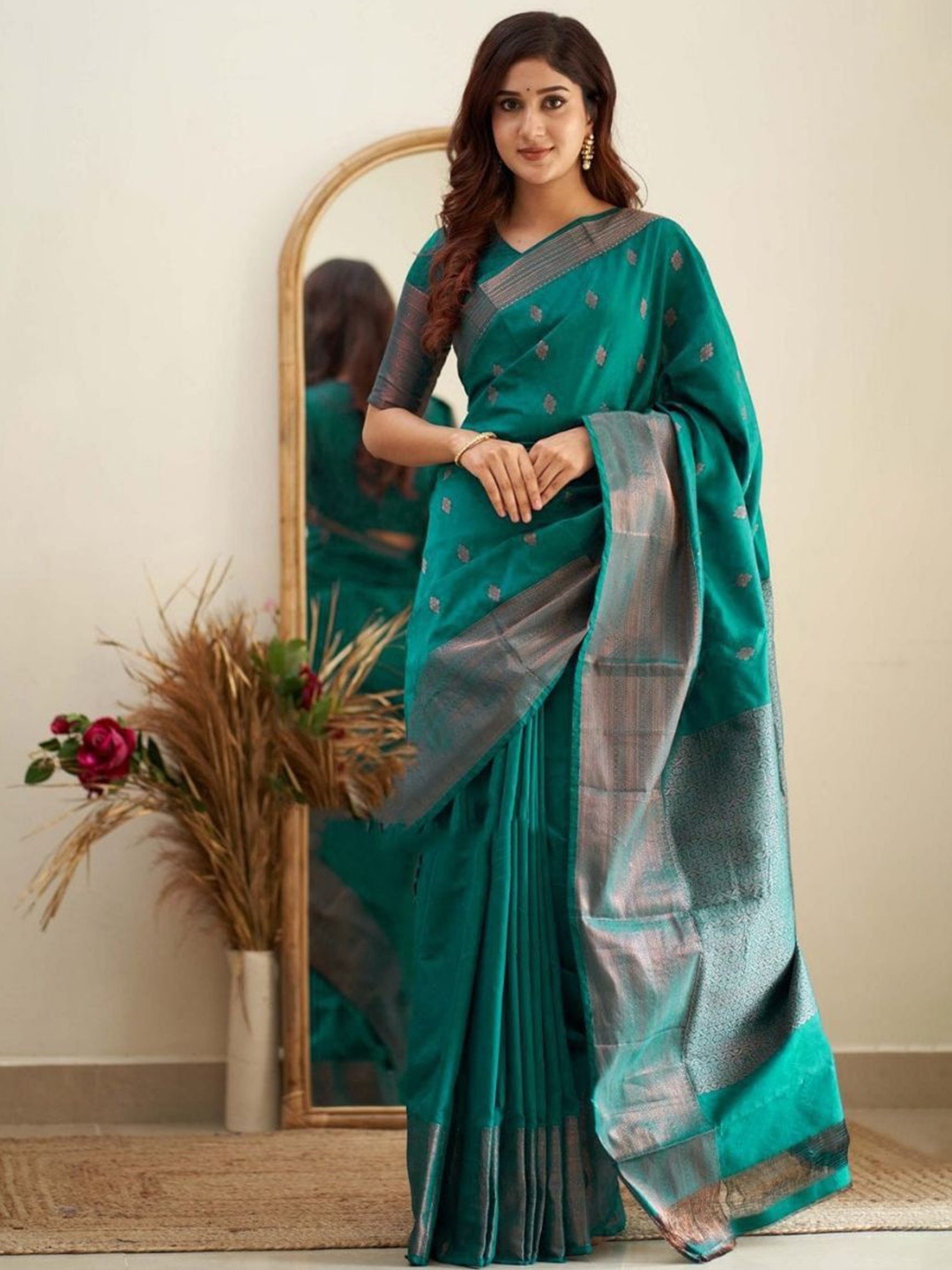 

DIVASTRI Woven Design Zari Banarasi Saree, Green