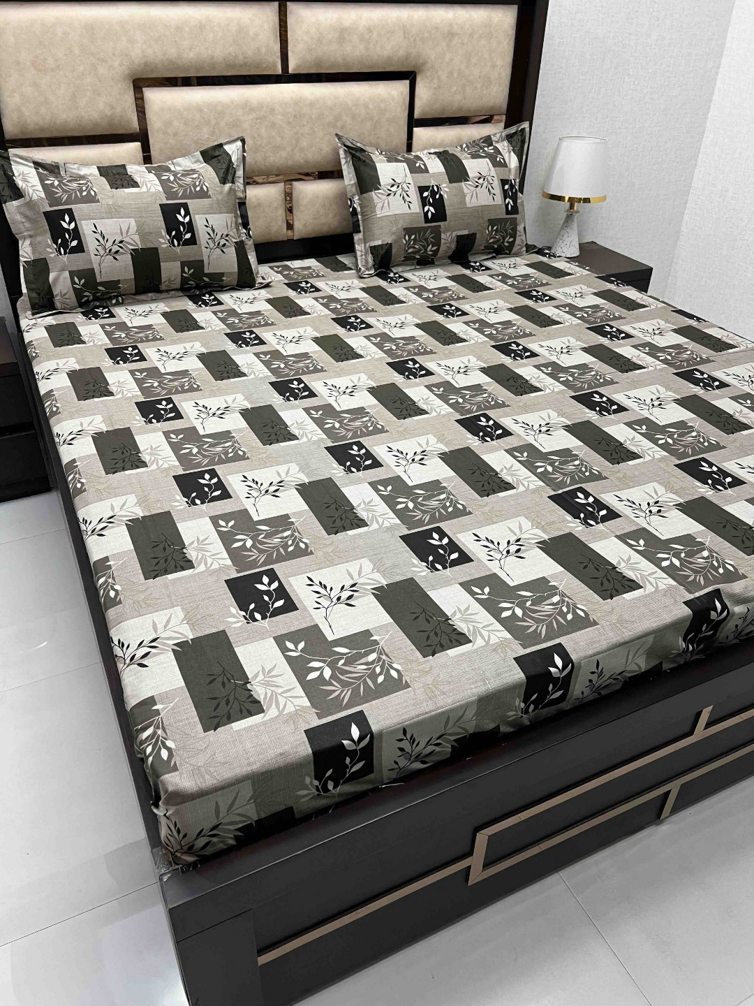 

Pure Decor Green & White Floral 250 TC Queen Bedsheet with 2 Pillow Covers