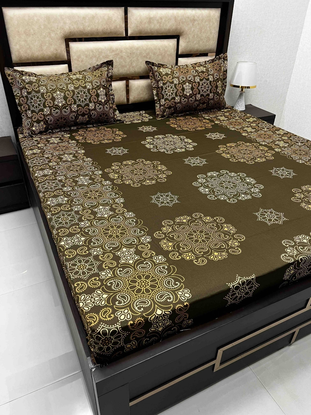 

Pure Decor Green & White Ethnic Motifs 250 TC Queen Bedsheet with 2 Pillow Covers