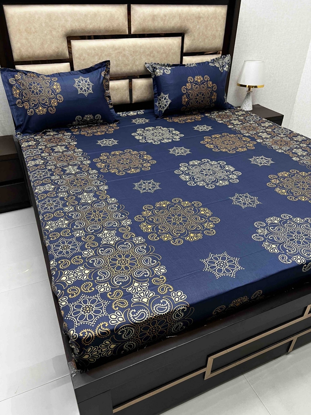 

Pure Decor Blue & White Ethnic Motifs 250 TC Queen Bedsheet with 2 Pillow Covers