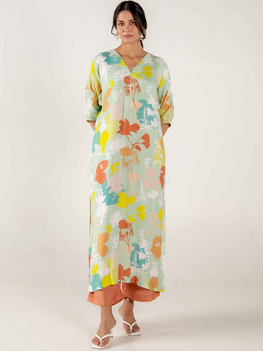 

AROOP INDIA Women Floral Printed Thread Work Kurta, Sea green
