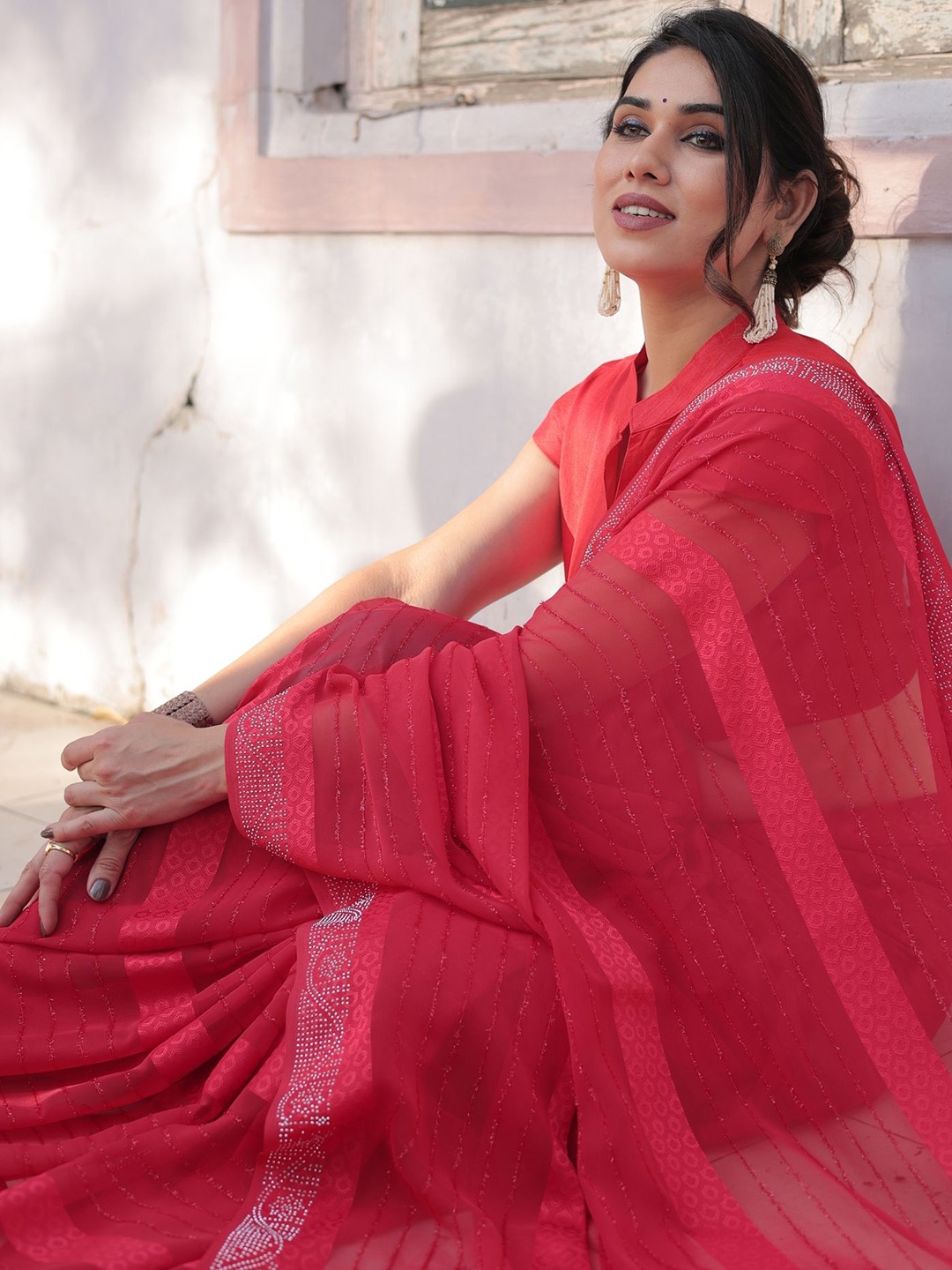 

MIRCHI FASHION Embellished Zari Saree, Red