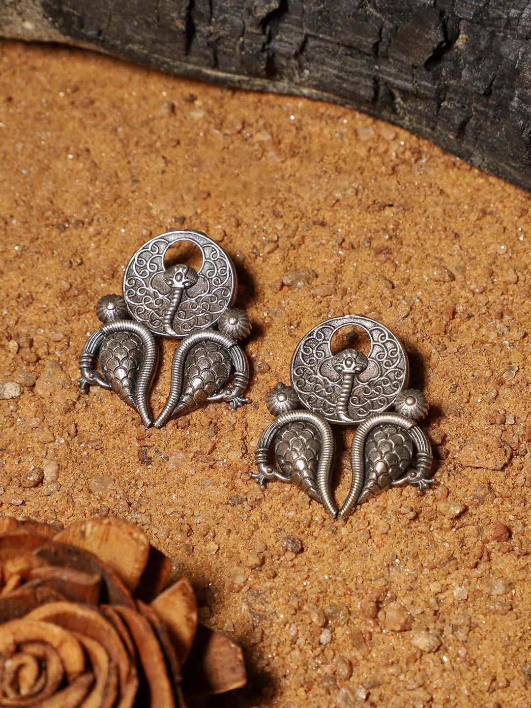 

VENI Contemporary Studs Earrings, Silver