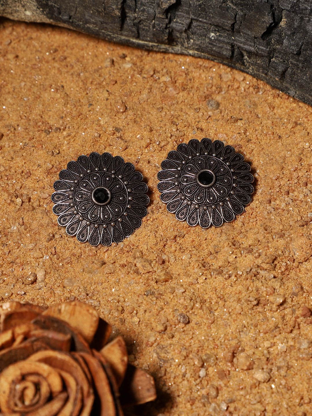

VENI Contemporary Studs Earrings, Silver