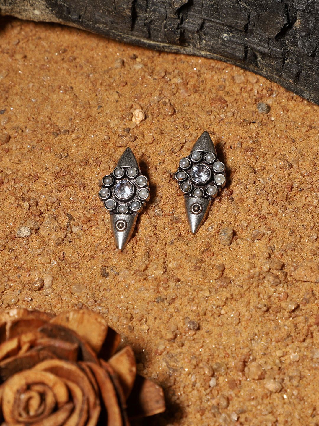 

VENI Contemporary Studs Earrings, Silver