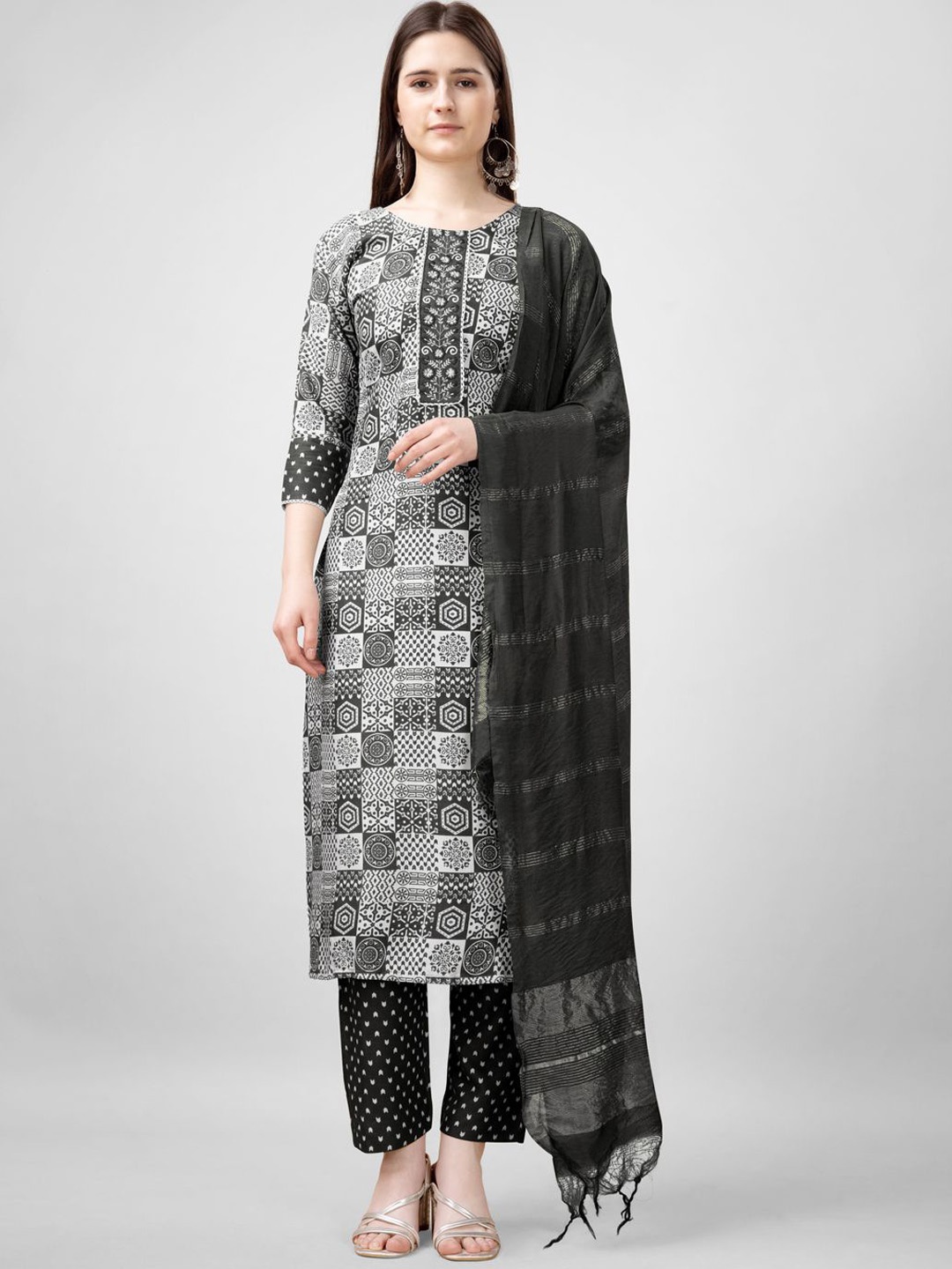 

ARADHNA Women Paisley Embroidered Regular Gotta Patti Kurta with Trousers & Dupatta, Black