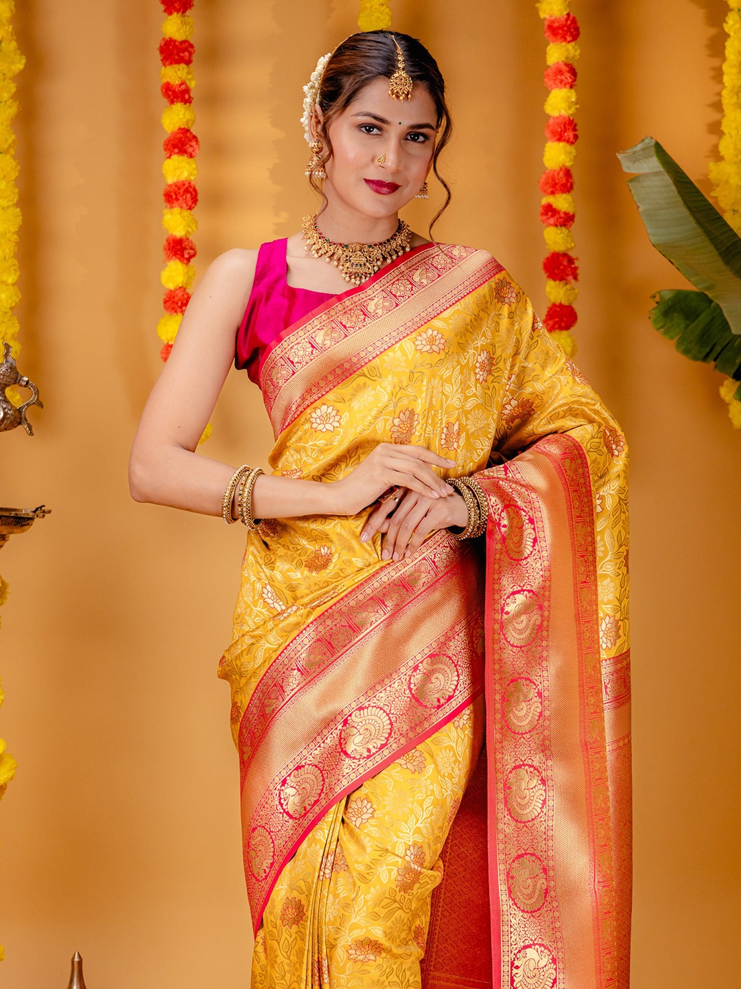 

AVANTIKA FASHION Woven Design Zari Banarasi Saree, Gold