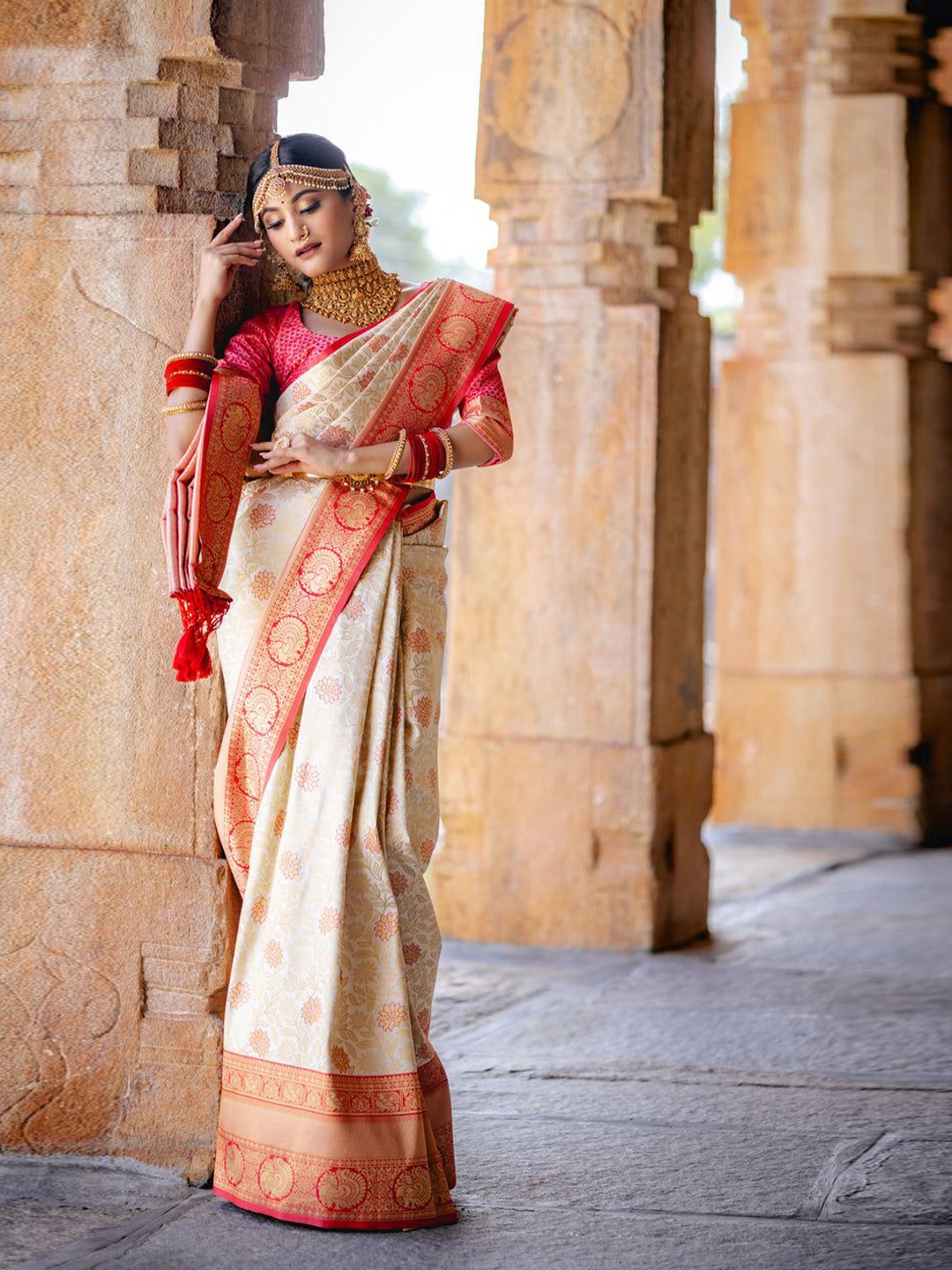 

AVANTIKA FASHION Woven Design Zari Banarasi Saree, White