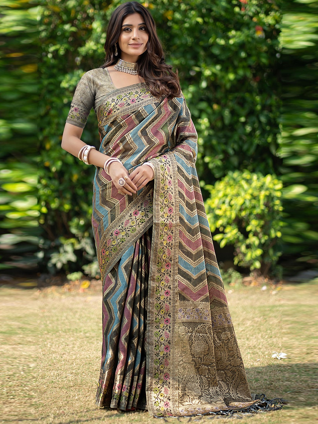

ALAGINI Woven Design Zari Organza Saree, Grey