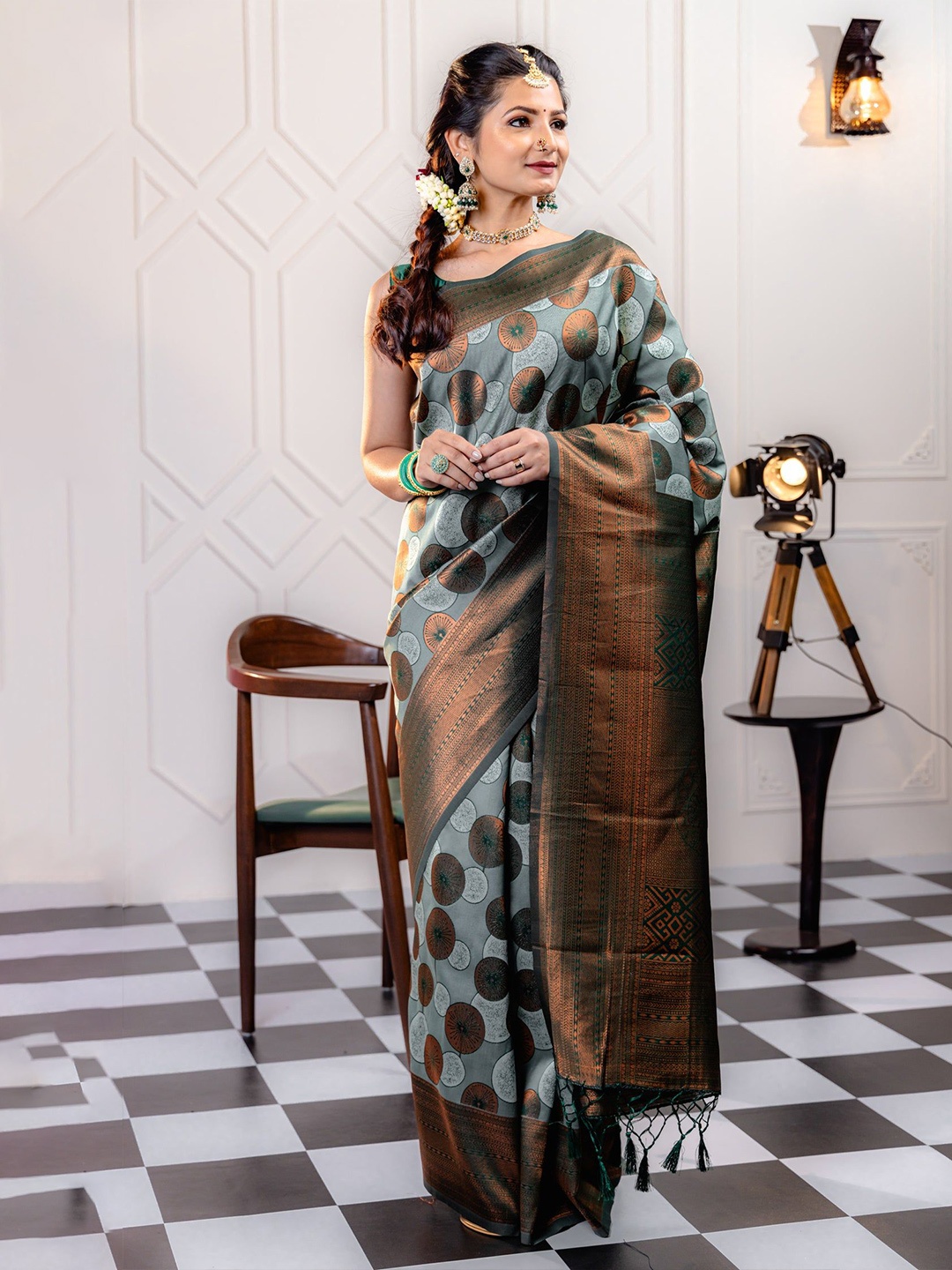 

AVANTIKA FASHION Ethnic Motifs Woven Design Zari Banarasi Saree, Blue