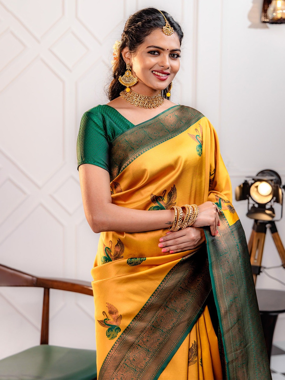 

AVANTIKA FASHION Woven Design Zari Banarasi Saree, Green