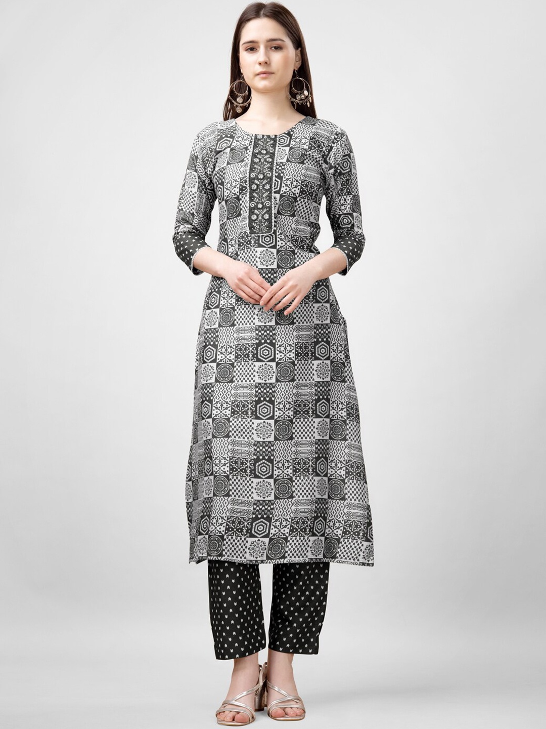 

ARADHNA Women Ethnic Motifs Embroidered Regular Gotta Patti Kurti with Churidar, Black