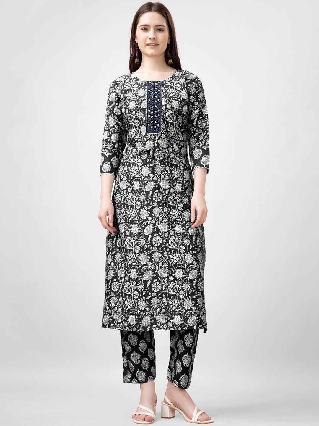 

ARADHNA Women Ethnic Motifs Embroidered Regular Gotta Patti Kurta with Churidar, Black