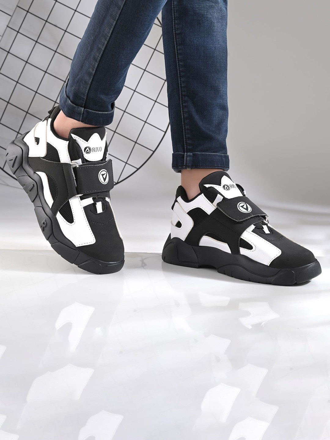 

ARIVO Men Nubuck Sneakers, Black