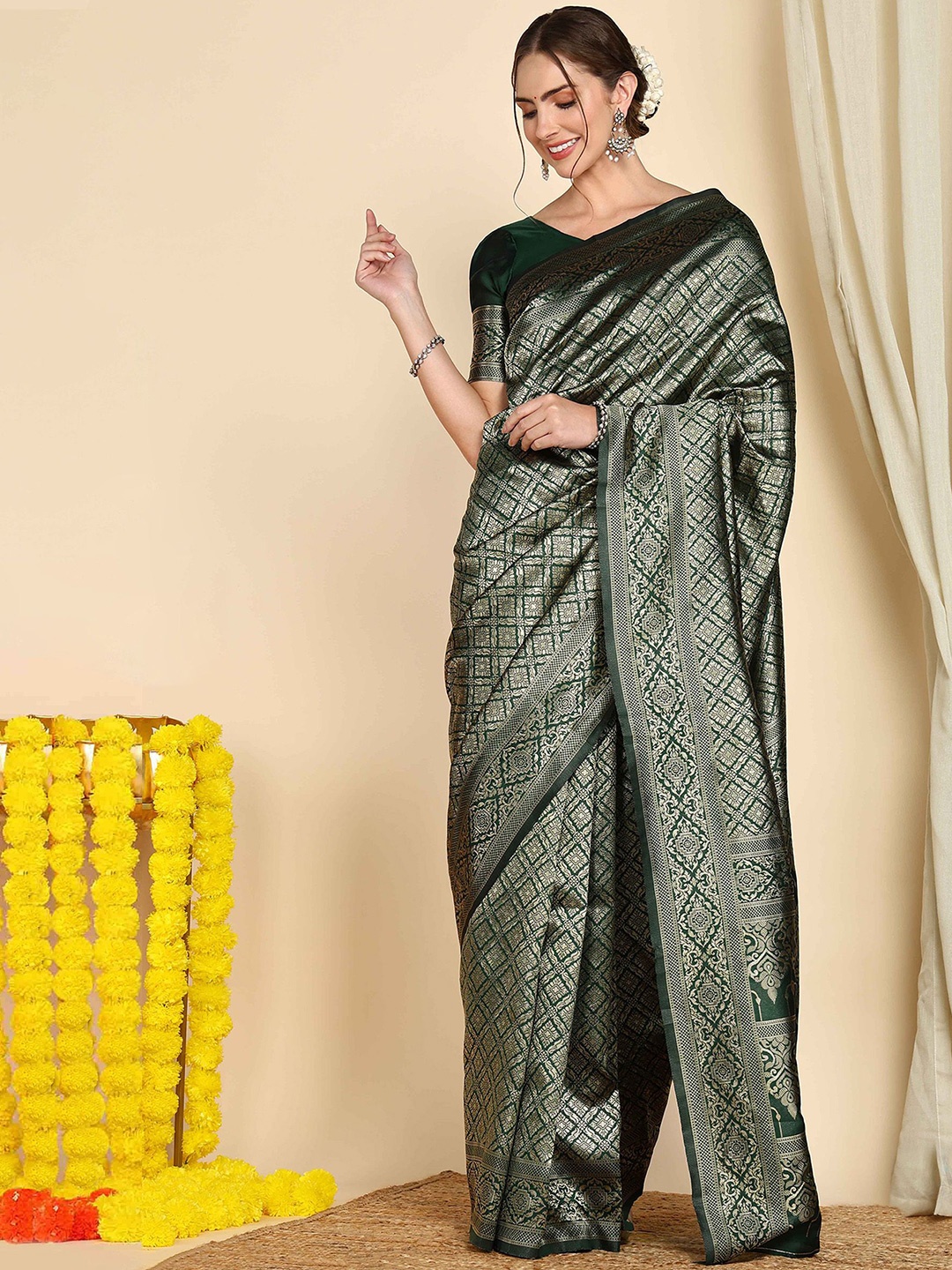 

DIVASTRI Woven Design Zari Banarasi Saree, Green