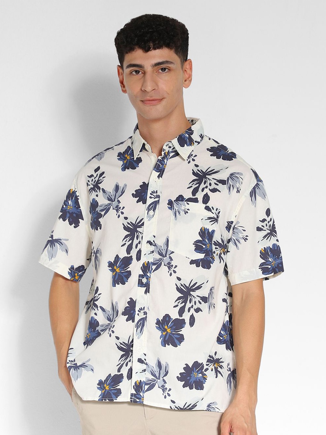 

AMERICAN EAGLE OUTFITTERS Floral Printed Spread Collar Casual Shirt, White