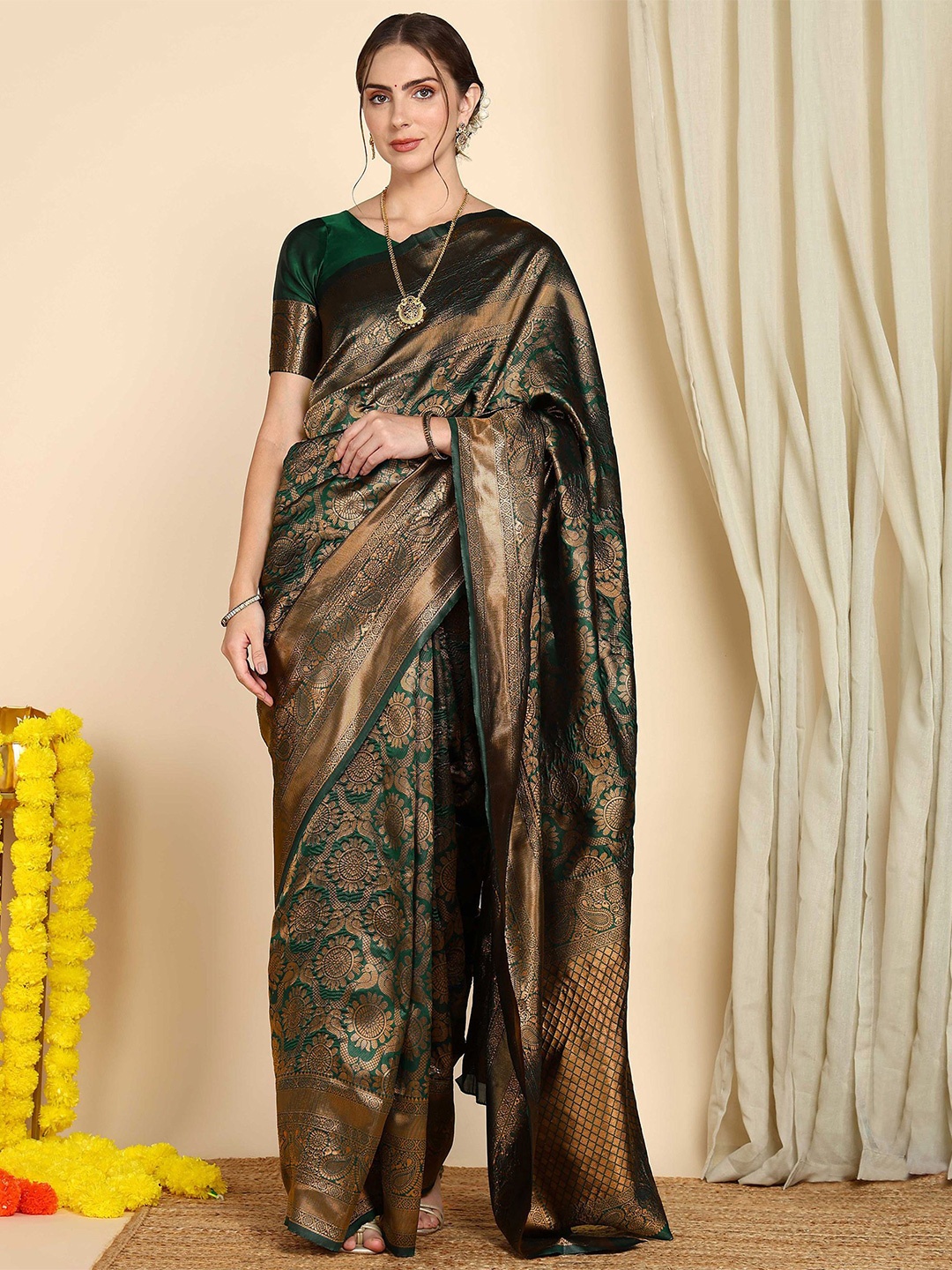 

DIVASTRI Woven Design Zari Banarasi Saree, Green