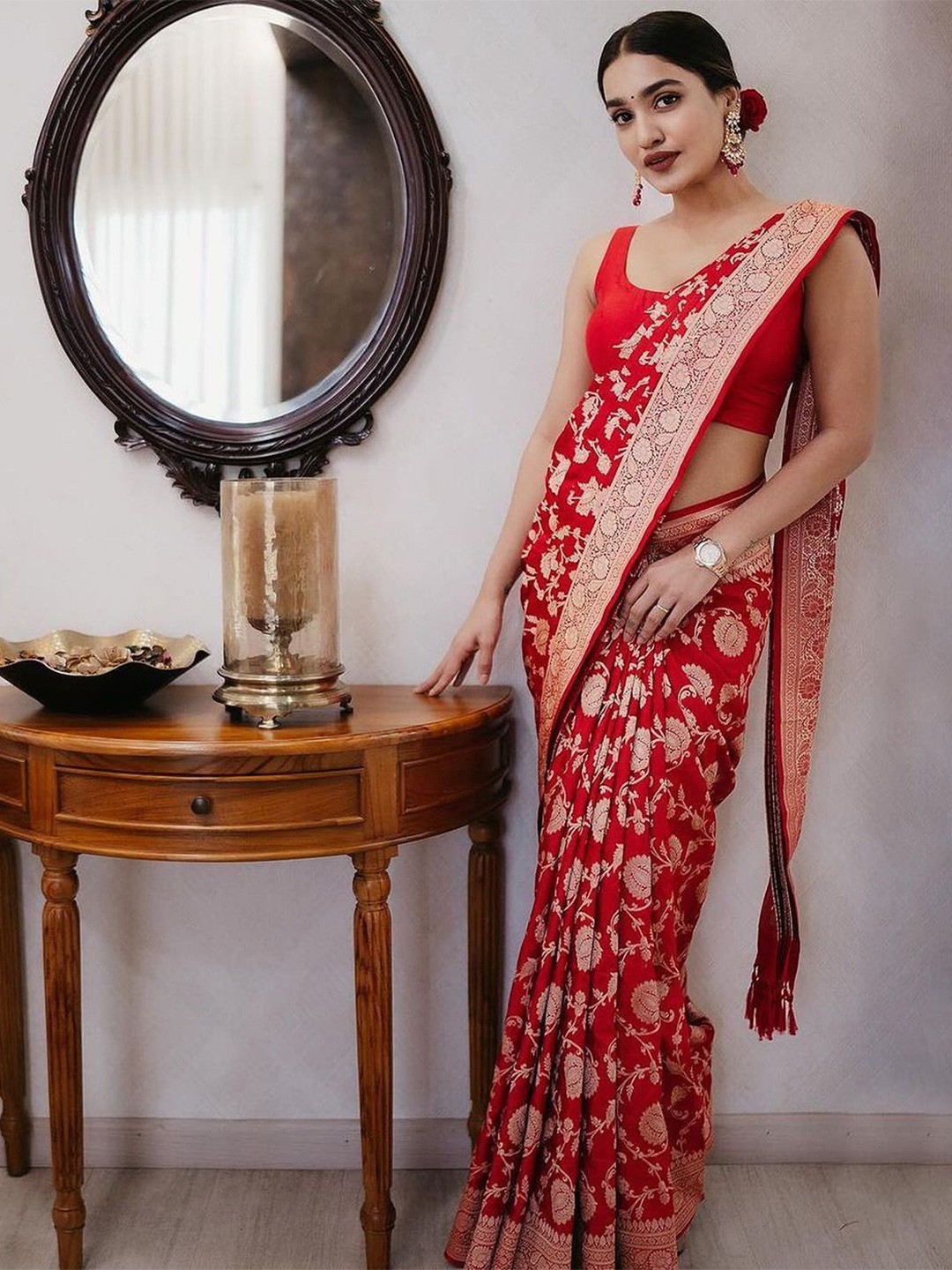 

DIVASTRI Woven Design Zari Banarasi Saree, Red
