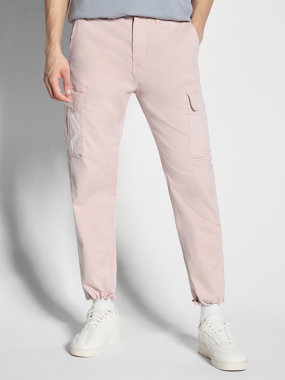

AMERICAN EAGLE OUTFITTERS Men Mid-Rise Regular Fit Cargos Trousers, Pink