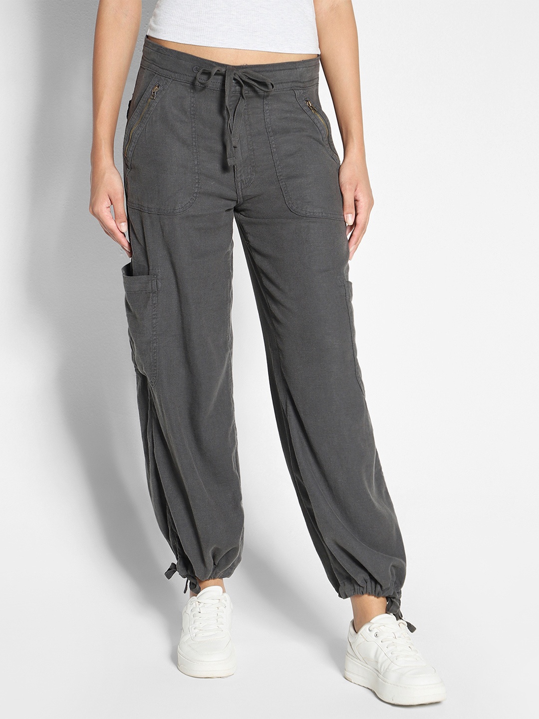

AMERICAN EAGLE OUTFITTERS Women Mid-Rise Regular Fit Parachute Trousers, Grey