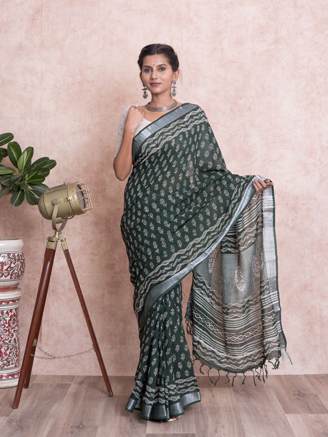 

Kishori Sarees Ethnic Motifs Printed Zari Saree, Green