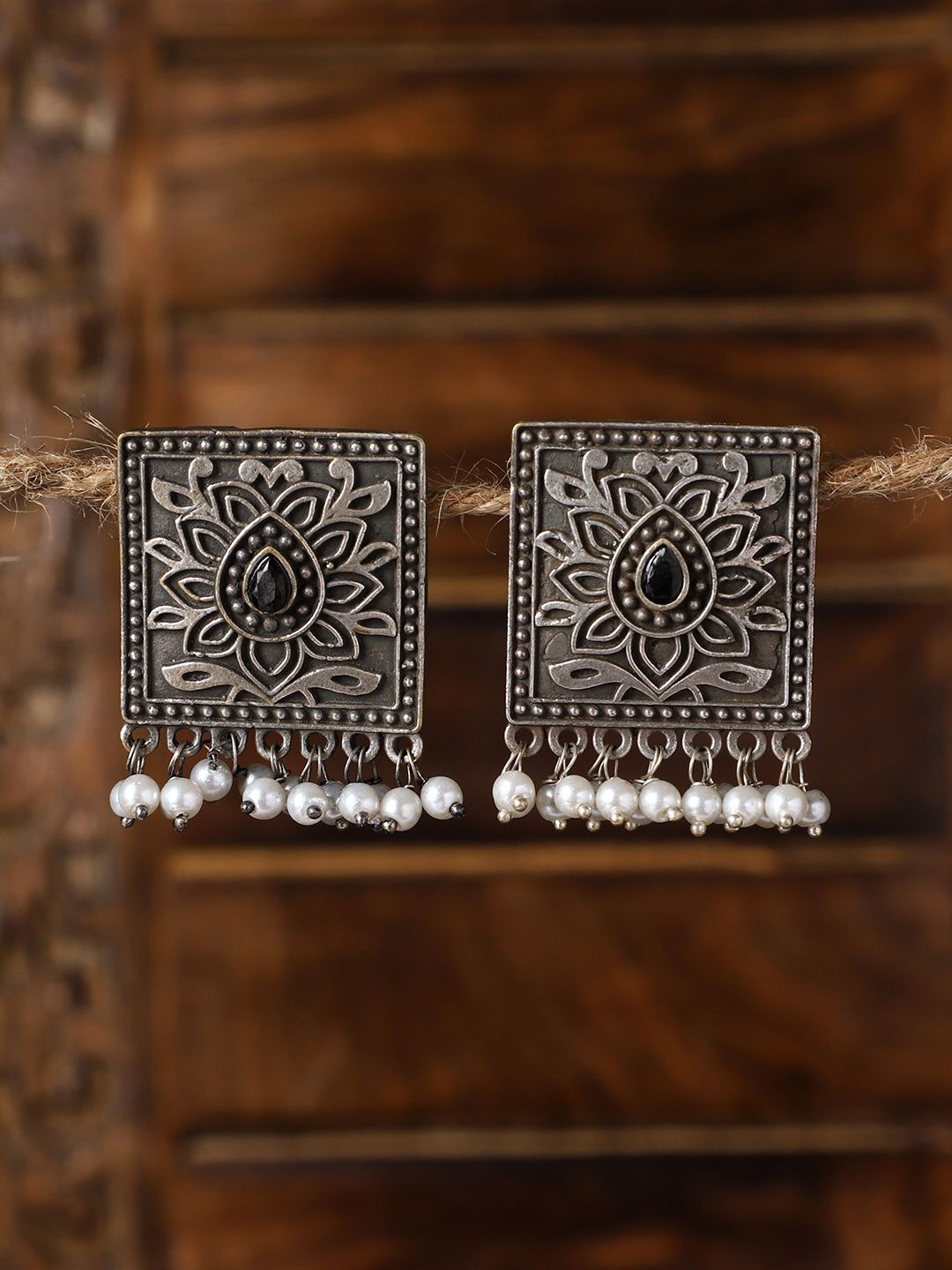 

VENI Contemporary Studs Earrings, Silver