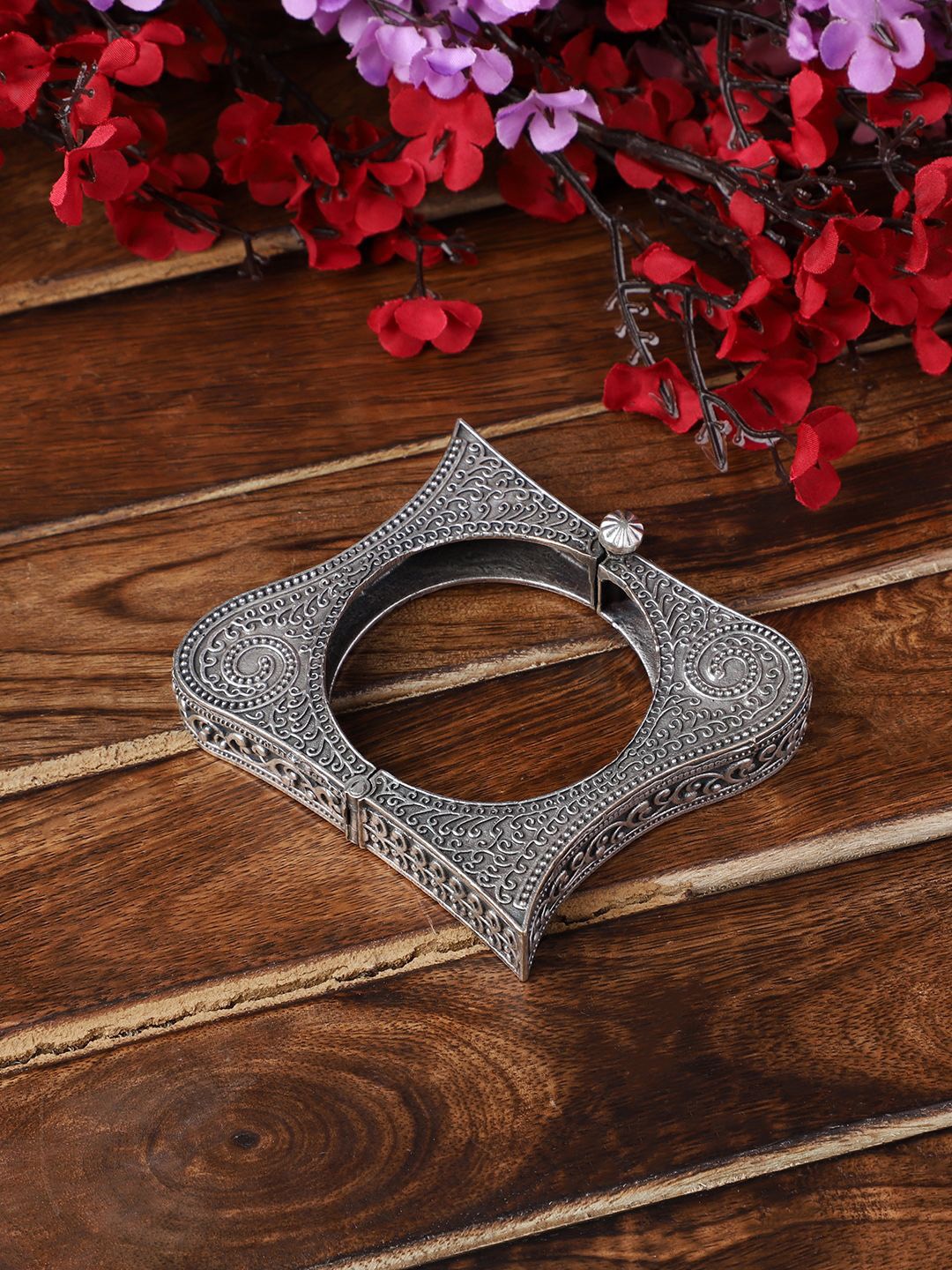 

VENI Silver-Plated Oxidized Kada Bangle