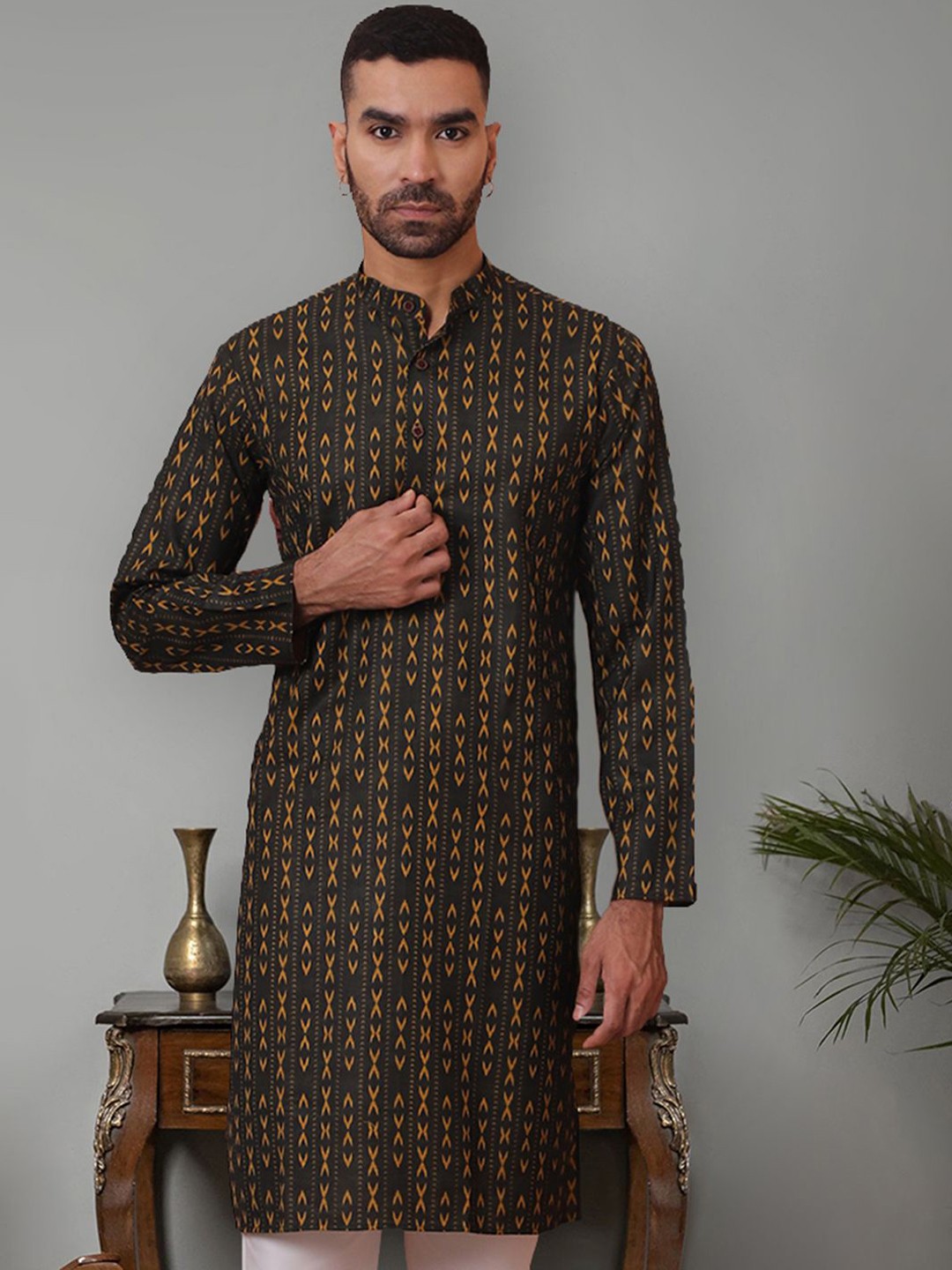 

Jompers Men Geometric Keyhole Neck Flared Sleeves Thread Work Kurta, Green