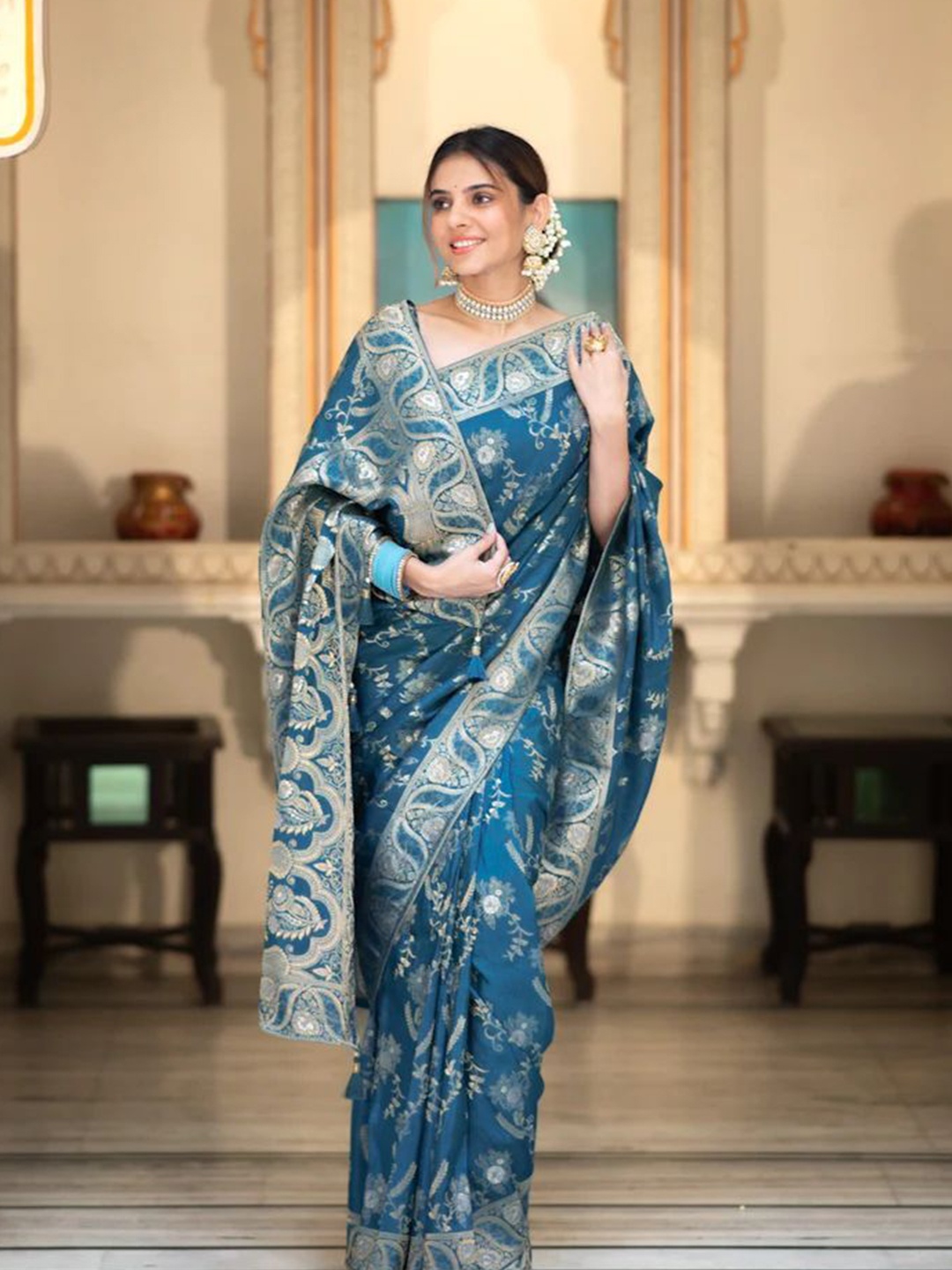 

SHIJILA Woven Design Zari Kanjeevaram Saree, Blue