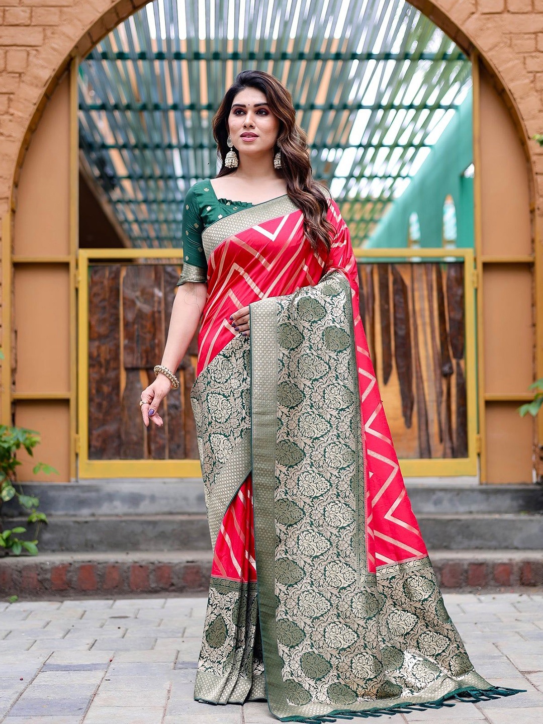 

SHIJILA Ethnic Motifs Woven Design Zari Kanjeevaram Saree, Pink