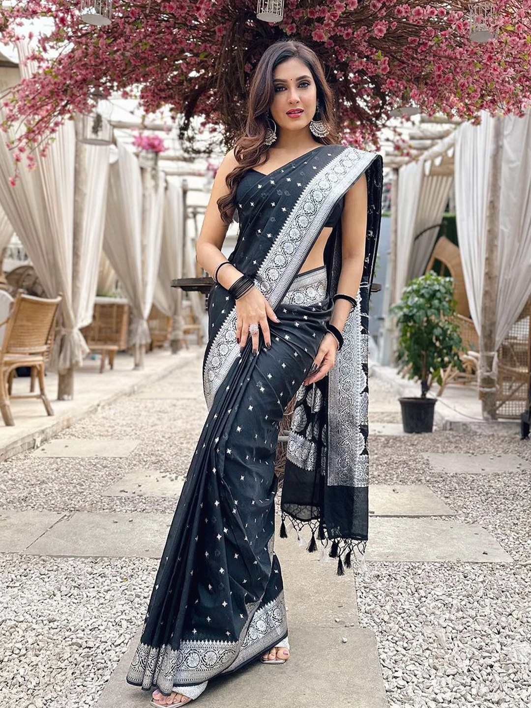

SHIJILA Woven Design Zari Kanjeevaram Saree, Black