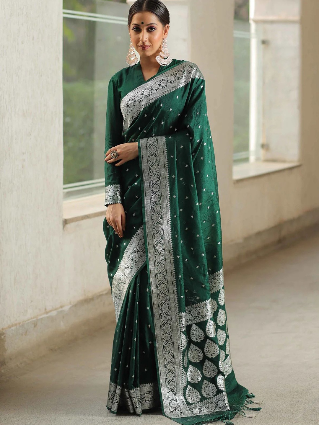 

SHIJILA Ethnic Motifs Woven Design Zari Kanjeevaram Saree, Green
