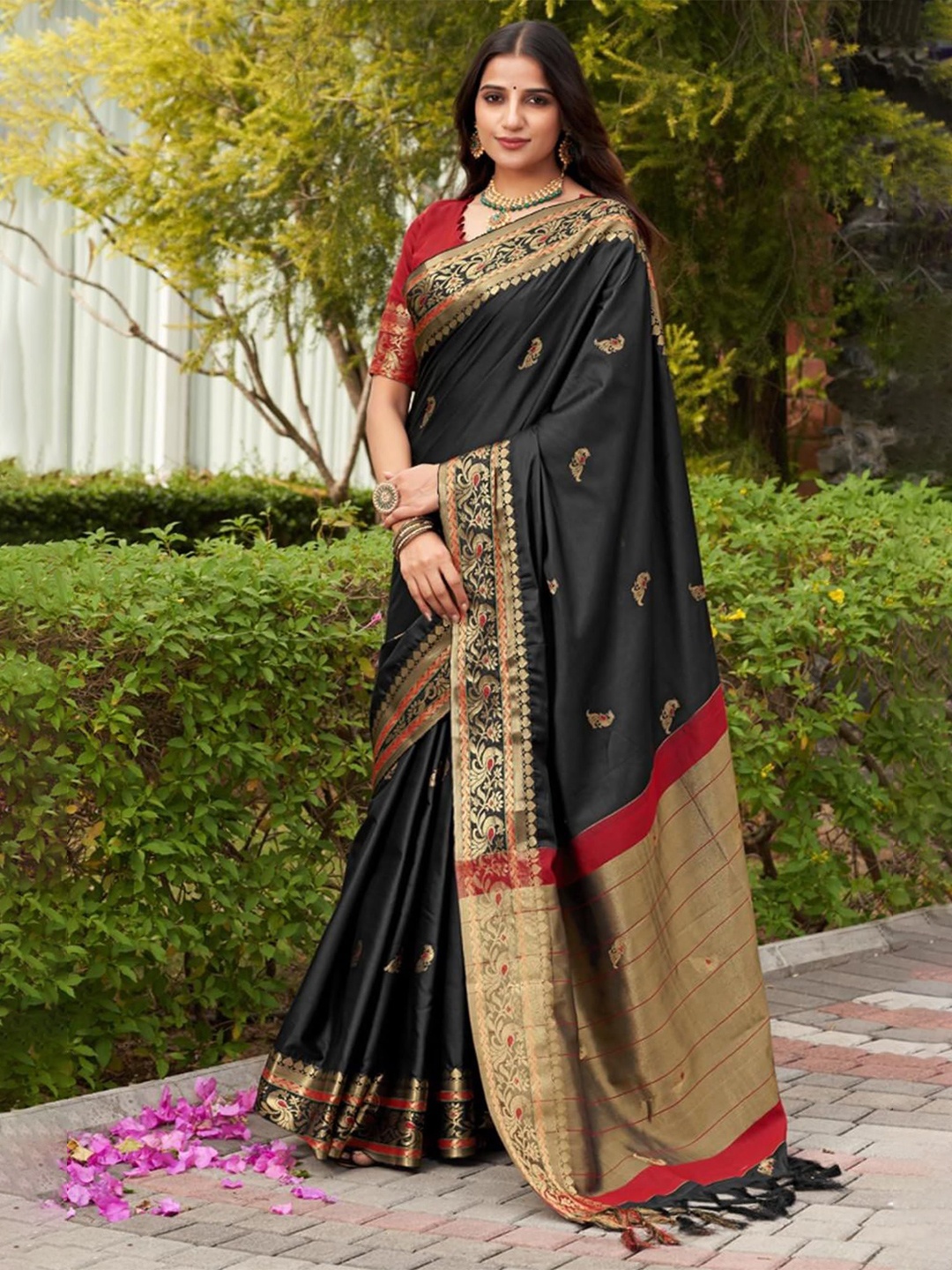 

SHIJILA Woven Design Zari Kanjeevaram Saree, Black