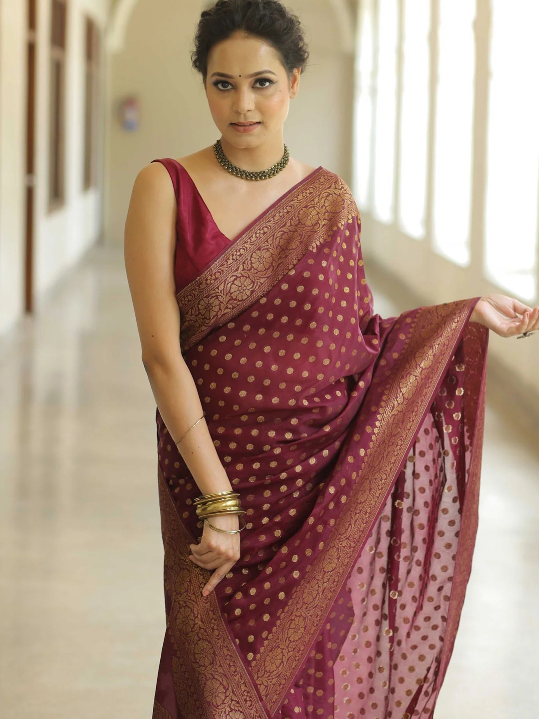 

SHIJILA Woven Design Zari Kanjeevaram Saree, Maroon