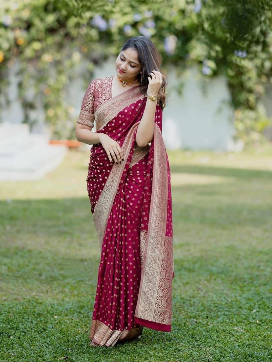 

SHIJILA Woven Design Zari Kanjeevaram Saree, Red