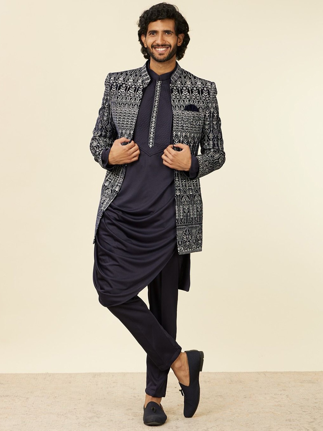 Manyavar Men Embroidered Sherwani Set, Navy blue