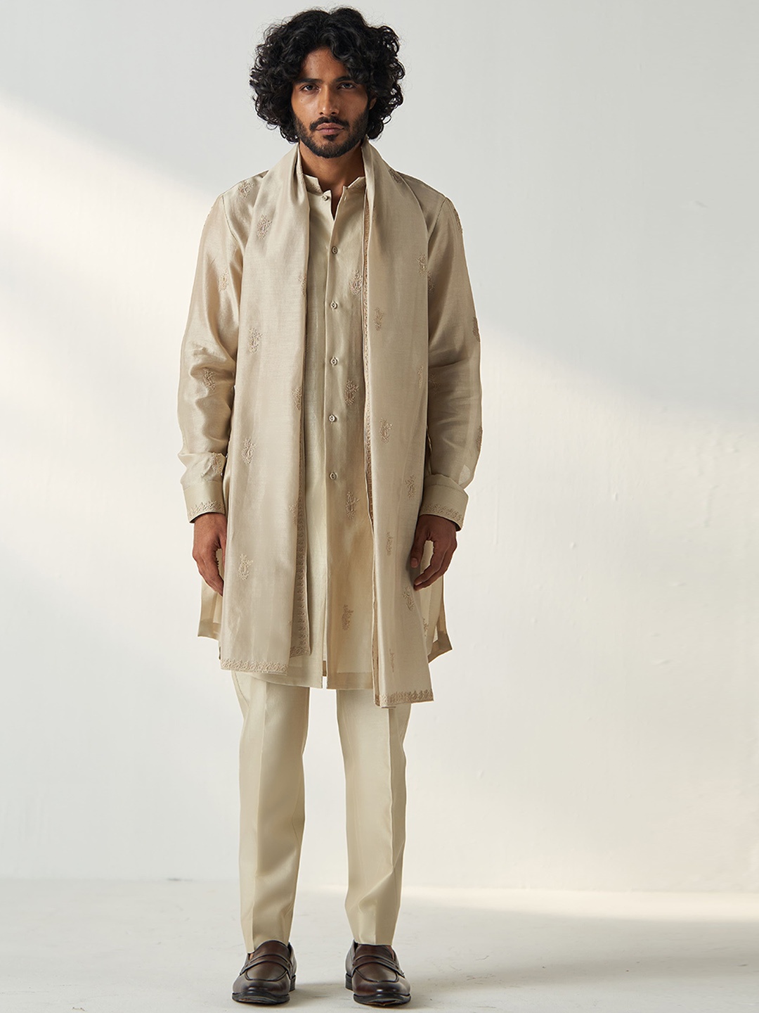 

STUDIO BAGECHAA Men Floral Embroidered Regular Thread Work Silk Kurta with Trousers, Beige
