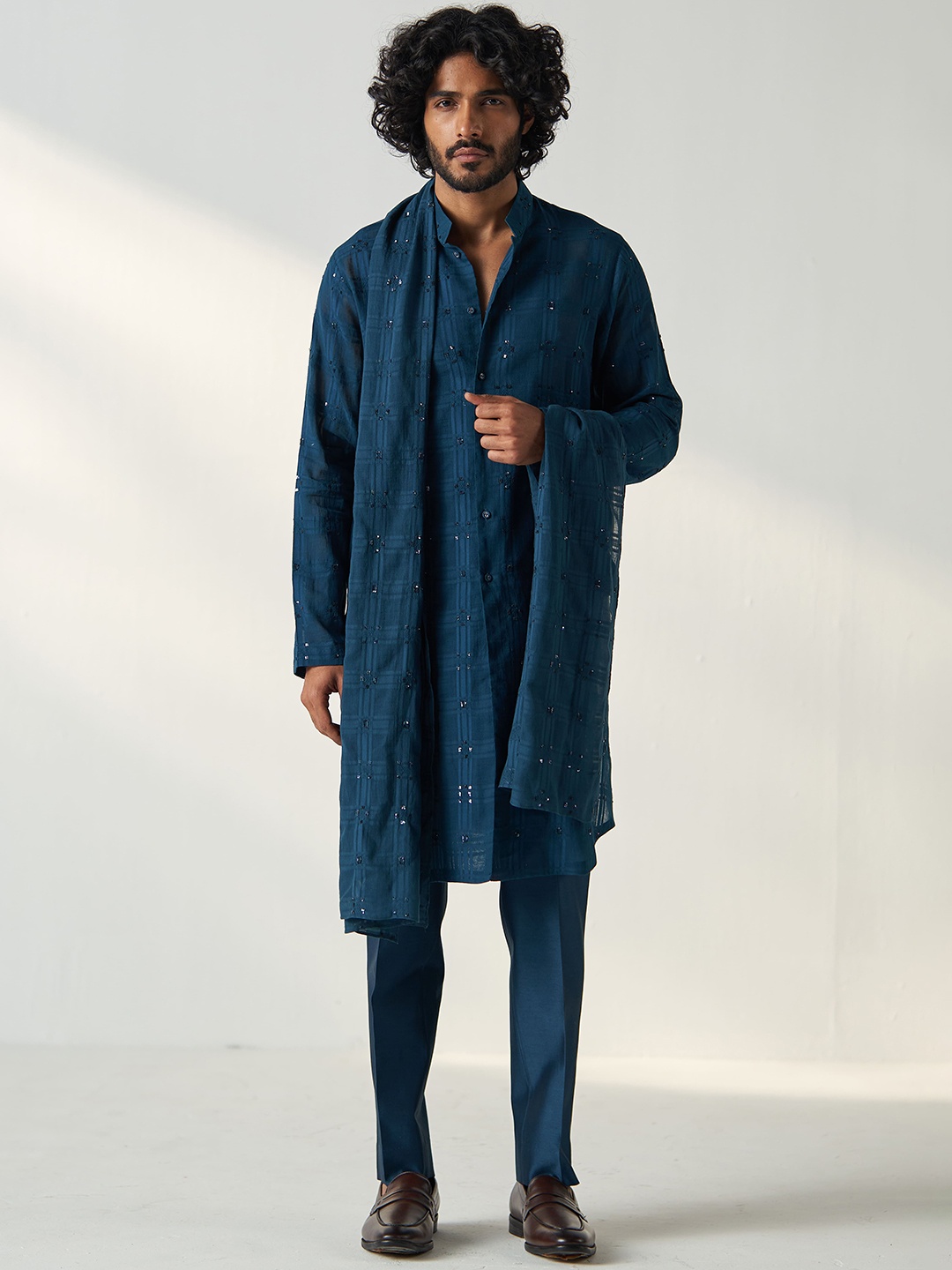

STUDIO BAGECHAA Men Regular Sequinned Chanderi Silk Kurta with Trousers & Dupatta, Navy blue