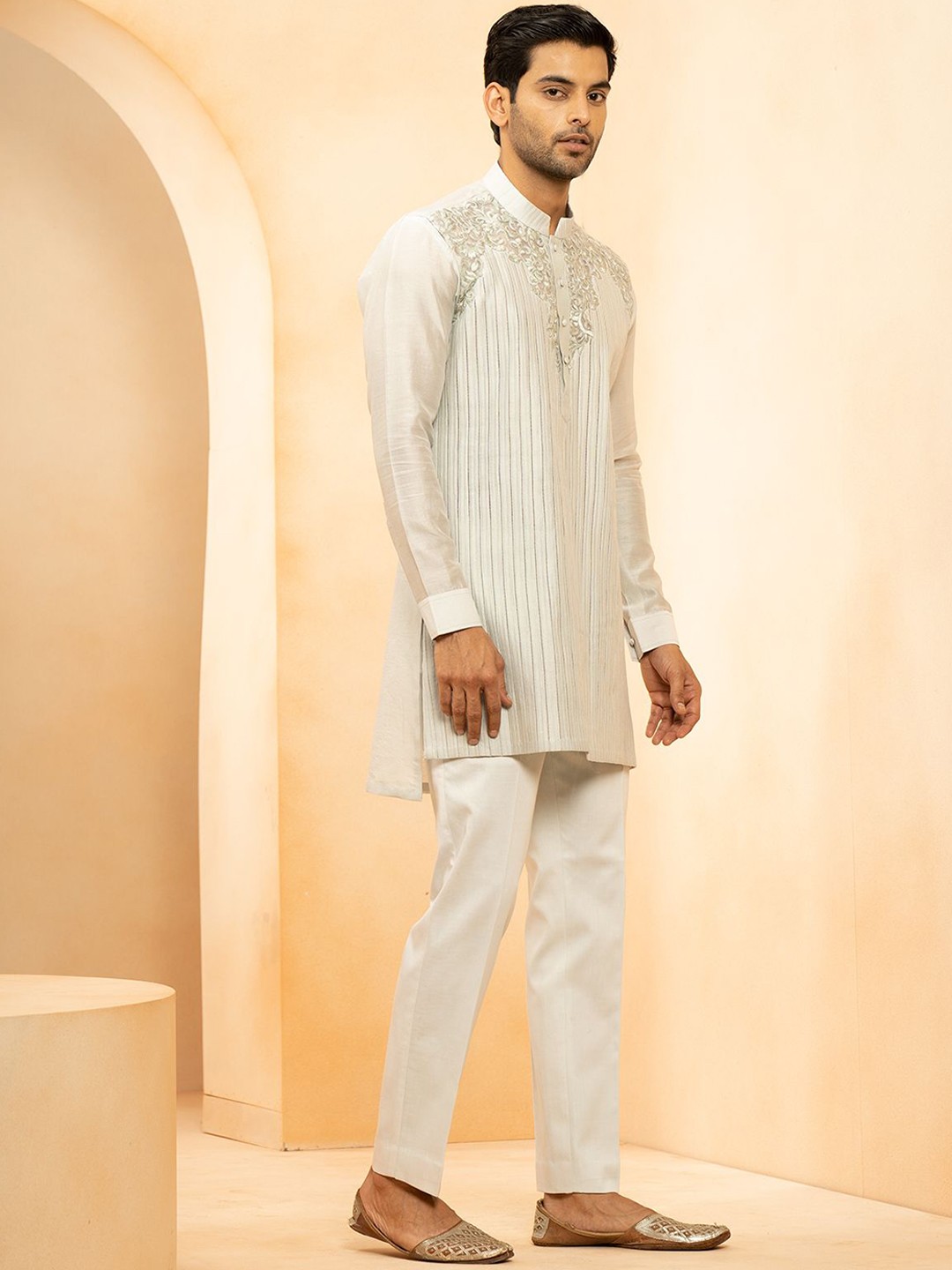 

STUDIO BAGECHAA Men Floral Embroidered Thread Work Chanderi Silk Kurta with Trousers, Green