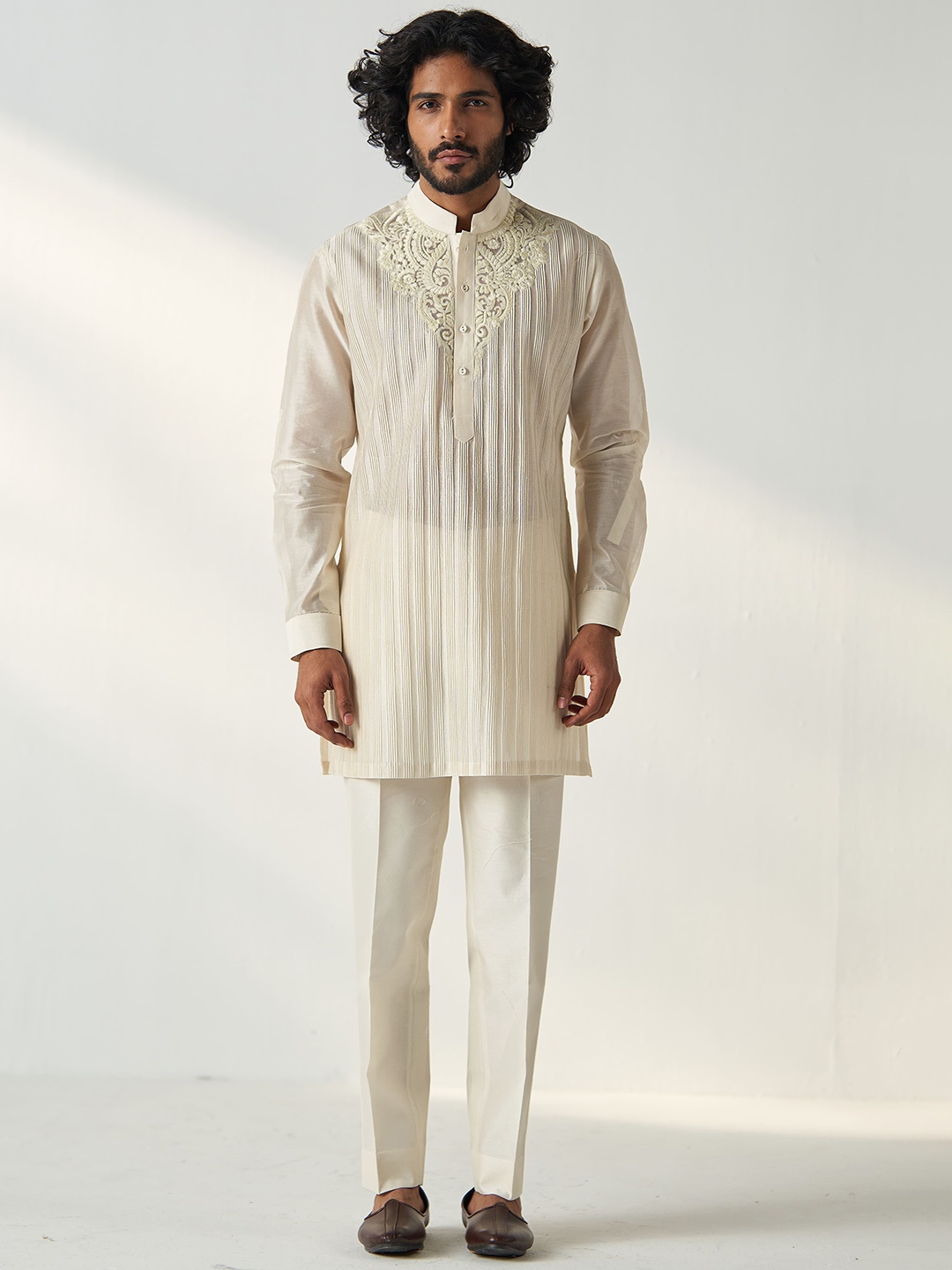 

STUDIO BAGECHAA Men Striped Regular Linen Kurta with Trousers, White