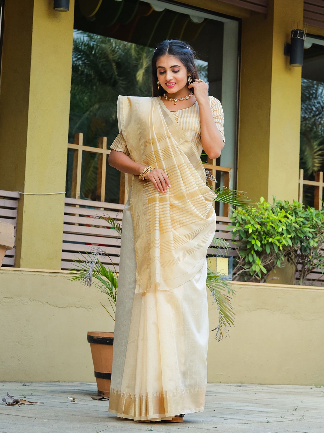 

KAVINDI Solid Saree, Cream