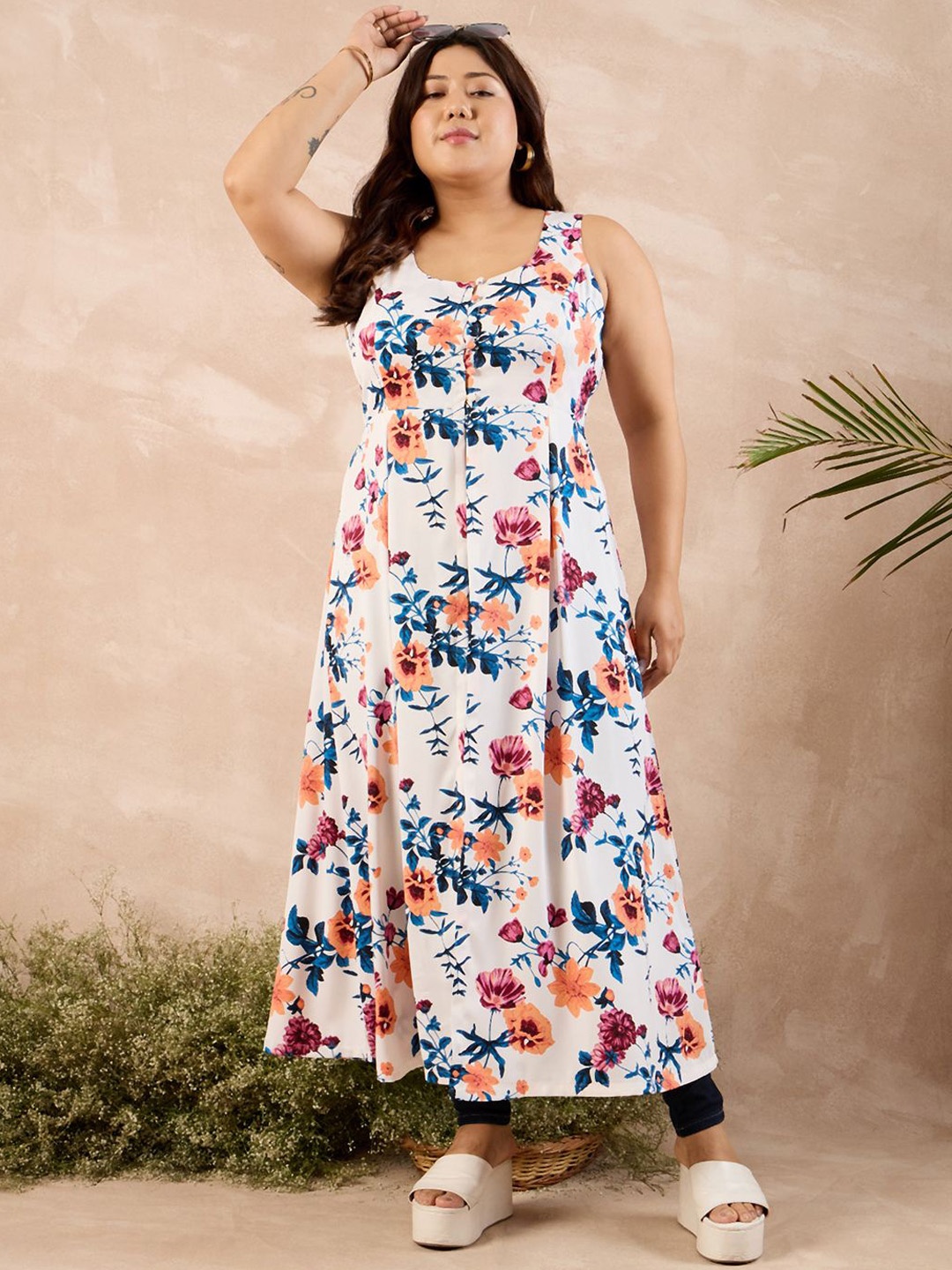 

Berrylush Curve Women Floral Printed Round Neck A-line Kurta With Front Slit, White