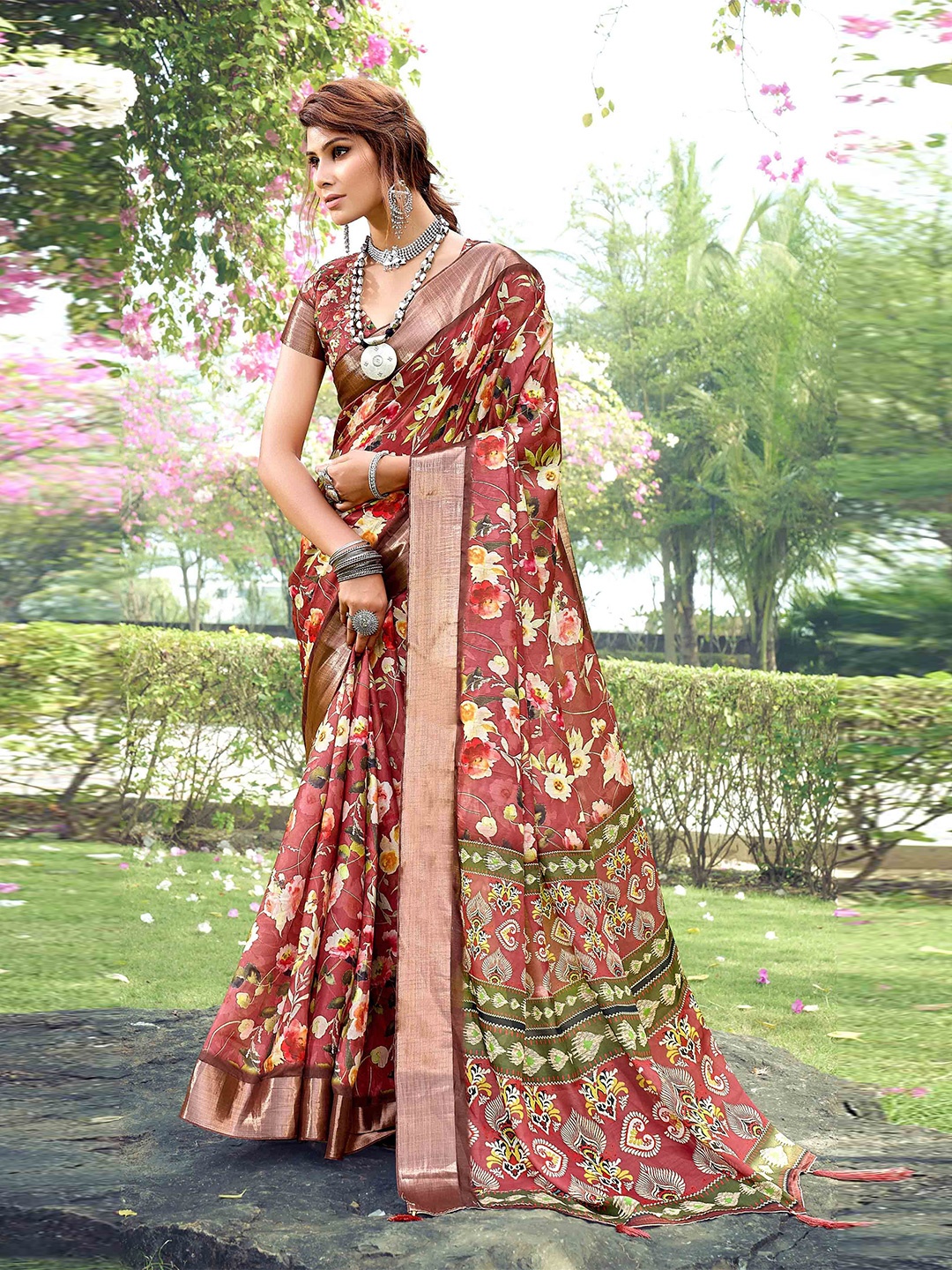 

Mitera Floral Zari Tussar Saree, Maroon