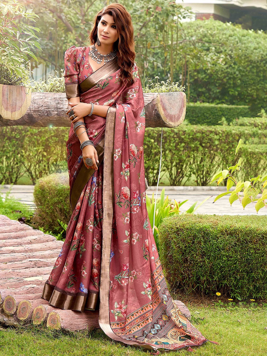 

Mitera Floral Zari Tussar Saree, Maroon