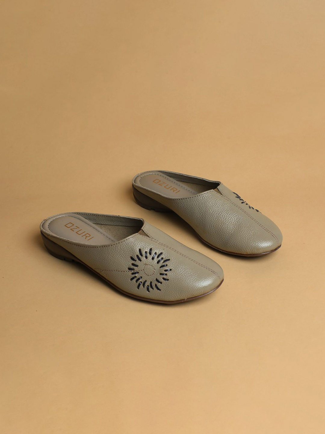 

Ozuri Women Mules Flats, Coffee brown
