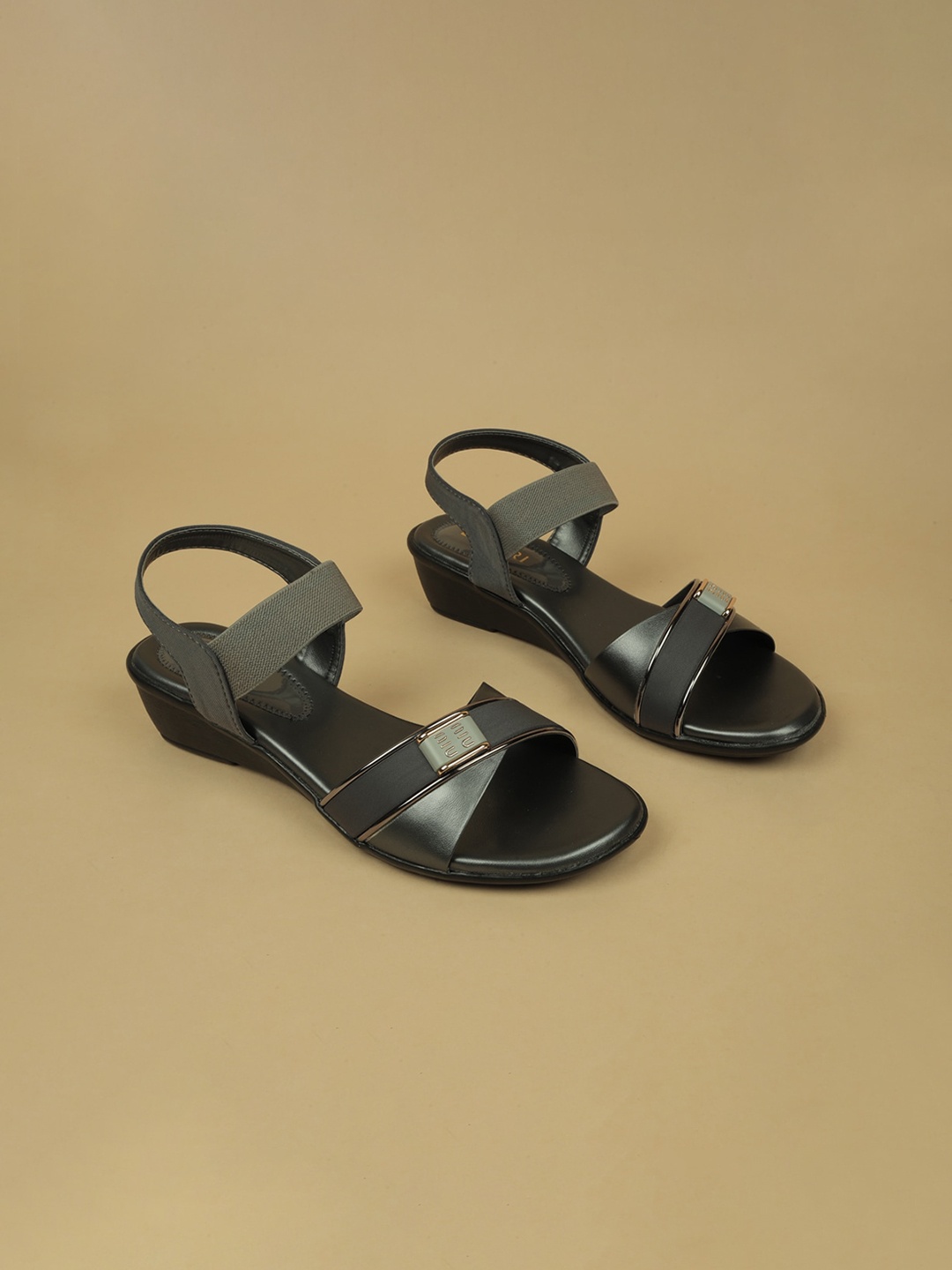 

Ozuri Wedge Sandals, Grey