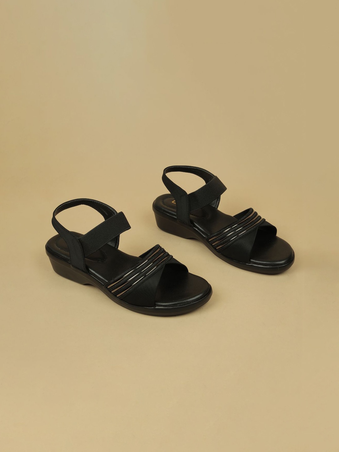 

Ozuri Women Textured Block Sandals, Black