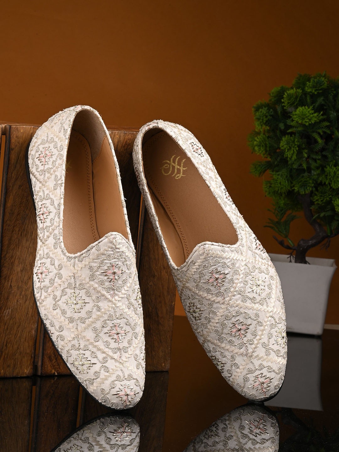 

House of Pataudi Men Embroidered Lightweight Mojaris Shoes, Beige