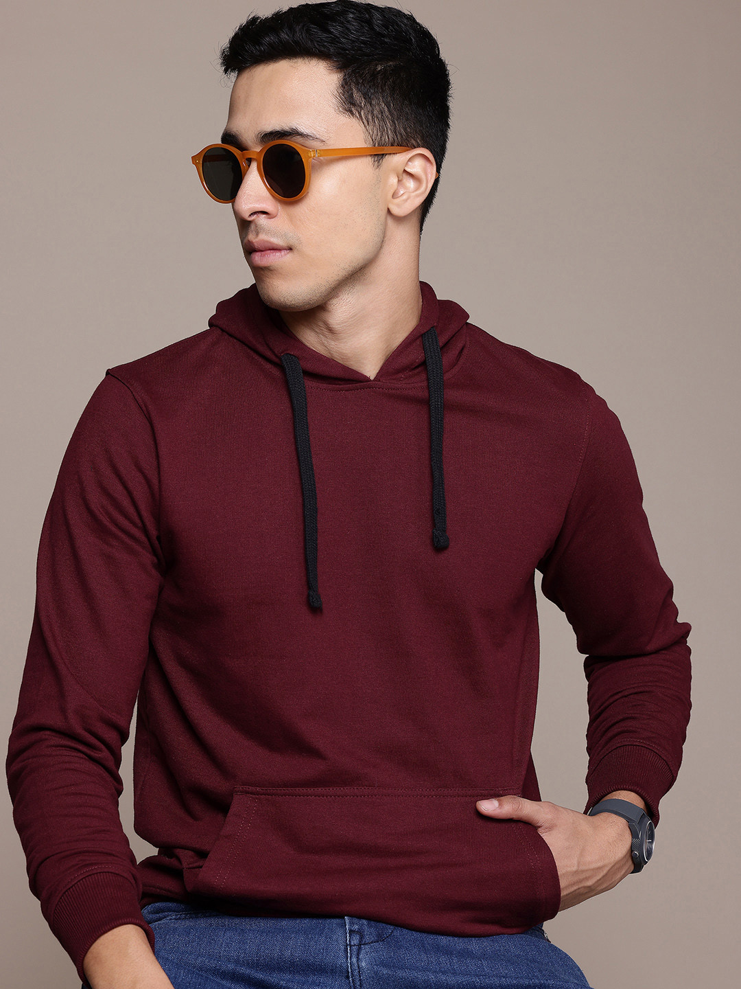 

Roadster Solid Regular Fit Kangaroo Pocket Hooded Sweatshirt, Burgundy